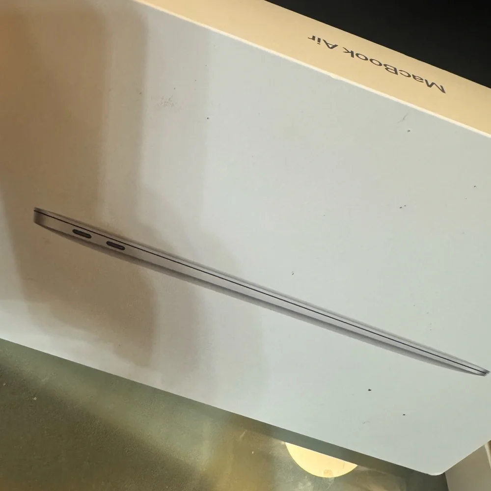 Apple MacBook Air - pristine condition - with box - Picture 4 of 5